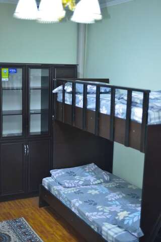 Хостелы Joloochu Ош Односпальная кровать в общем номере с 4 кроватями-3