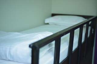 Хостелы Joloochu Ош Односпальная кровать в общем номере с 4 кроватями-4
