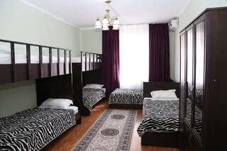 Хостелы Joloochu Ош Кровать в общем 6-местном номере для мужчин и женщин-1